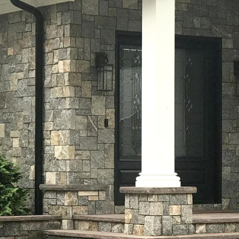 Feature image for New York Blend - Veneer. The image shows this product being used for full bed veneer and thin veneer. Dominant colors shown are gray and tan; with beige, brown and cream secondaries. The color mix creates a warm feeling. Regular, random and blotched color patterns.