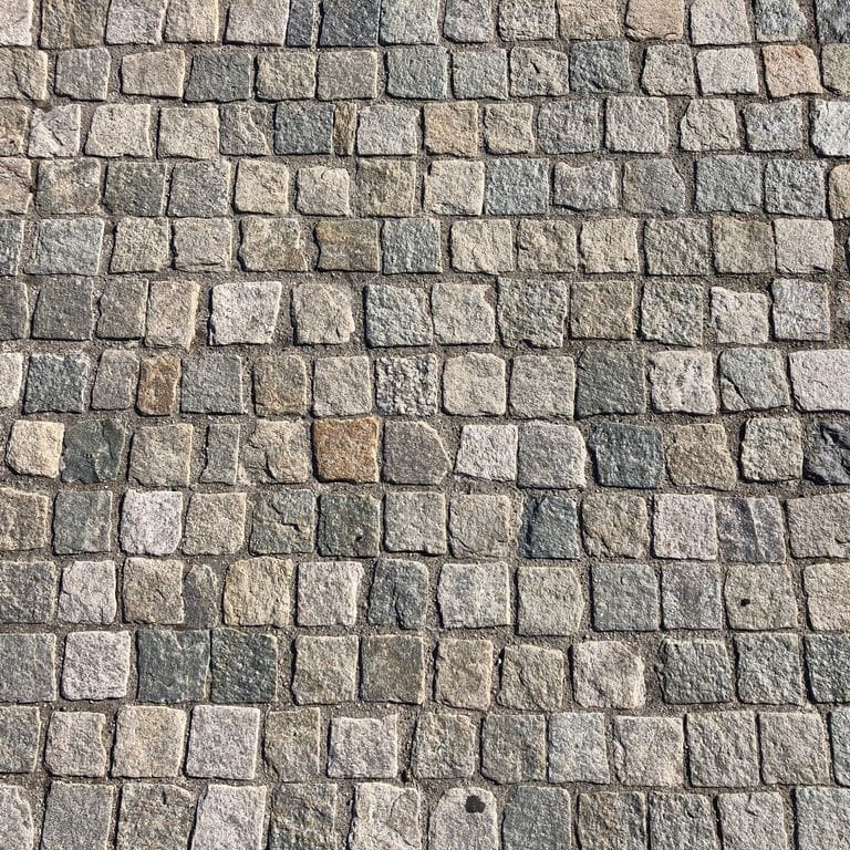 Application image for Pietra Italia Full Color Gneiss - Cobblestone Cubes. The surface finish shown is split-face. Dominant colors shown are beige and gray. The color mix creates a warm feeling.