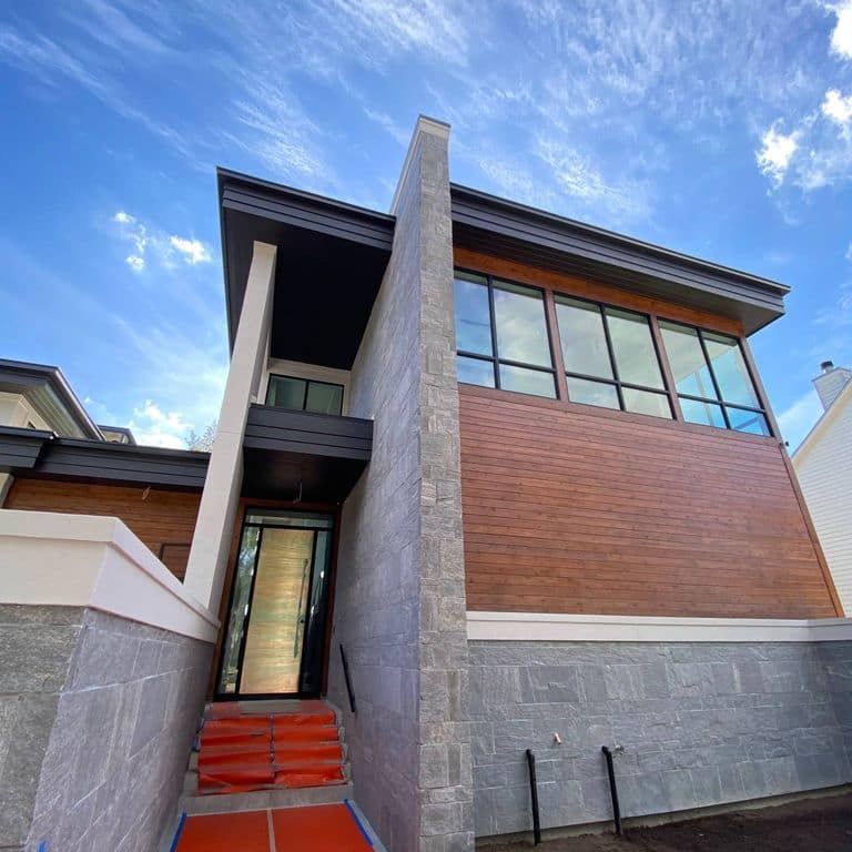 Application image for Brazilian Lucerna Gneiss - Veneer. The image shows this product being used in a full bed veneer application. The surface finish shown is split-face. The dominant color shown is gray. The color mix creates a cool feeling.