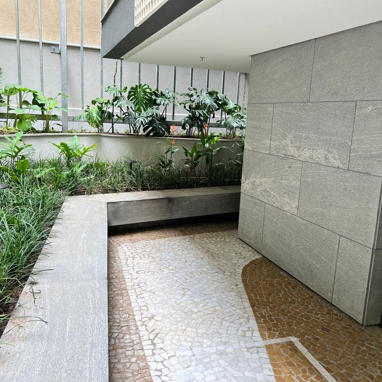 Application image for Strata Mist Vein-Cut Gneiss - Cut to Size Veneer. The image shows this product being used for full bed veneer and thin veneer. The dominant color shown is gray. Exhibits "movement" and the color mix creates a cool feeling.